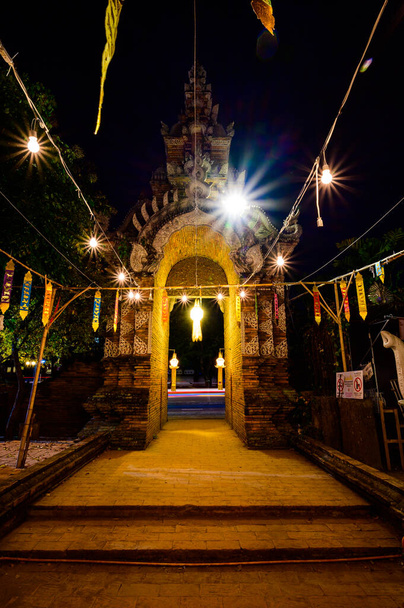 Night scene of Lanna style arch at Lok Molee temple, Chiang Mai province. - Foto, imagen