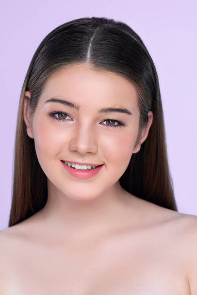 Natural beauty closeup portrait of young charming brunette girl looking at camera. Perfect smooth face skin attractive young girl with bare shoulder for skincare and cosmetic product. - Φωτογραφία, εικόνα