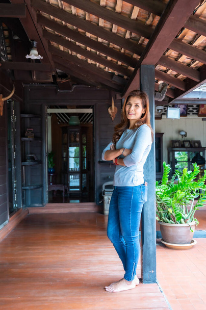 Asian woman with old house background in Lampang province, Thailand. - Foto, Imagen