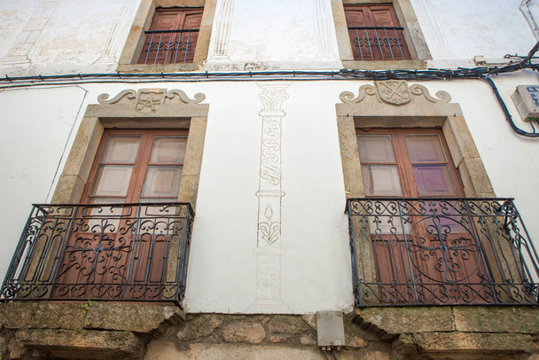 Hoyos, gyönyörű kisváros Sierra de Gata, Caceres, Extremadura, Spanyolország. Sgraffito dekoráció - Fotó, kép