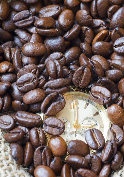 Zbliżenie zegarka w mnóstwo naturalnych ziaren kawy - Zdjęcie, obraz