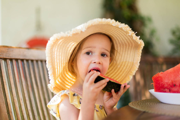 Menina comendo melancia fora no terraço - Foto, Imagem