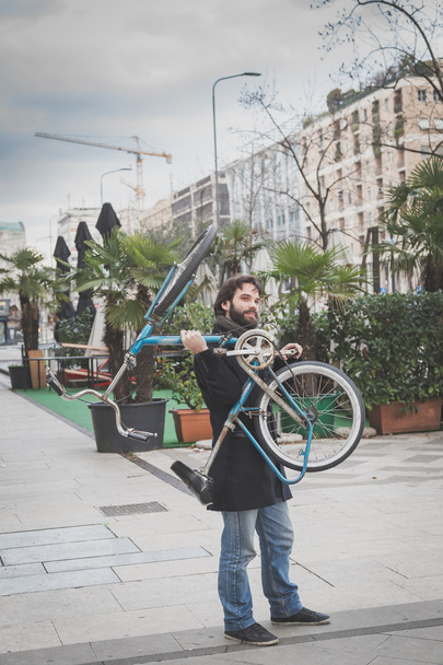Young handsome bearded man posing with his bicyle - Foto, Imagen