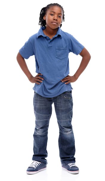 Een pre-tiener houding. Een Afro-Amerikaanse jongen die met zijn handen op zijn heupen naar de camera kijkt - Foto, afbeelding