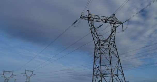 Линия электропередачи, высокое напряжение во Франции - Кадры, видео