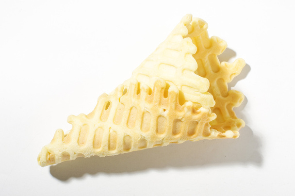 Золотий вафельний рулон ізольований на яскравому фоні
 - Фото, зображення
