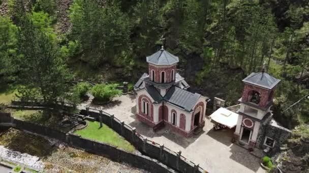 Мокра Гора, Сербия, Воздушный вид с дрона на церковь Иоанна Крестителя у ручья в Зеленом лесу 4k - Кадры, видео