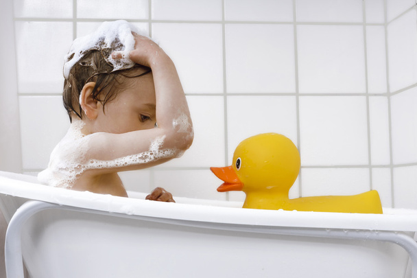 schattig peuter spelen in een badkuip - Foto, afbeelding