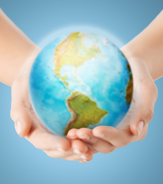 Close up van menselijke handen met earth globe - Foto, afbeelding