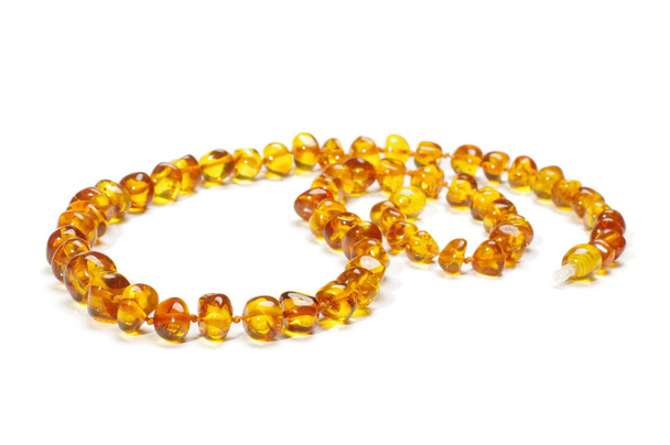 Luminosa collana ambra isolata sullo sfondo bianco
 - Foto, immagini