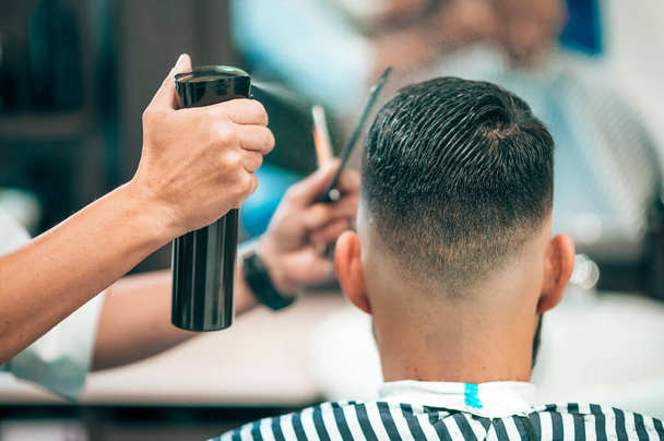 バックビューの男性クライアント持っているヘアカットながら、作物理容師濡れ髪で現代の理髪店 - 写真・画像