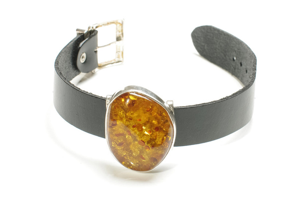Amber charme na pulseira de couro isolado
 - Foto, Imagem