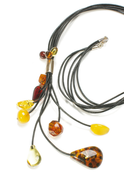 Mode amber ketting dicht omhoog geïsoleerde - Foto, afbeelding