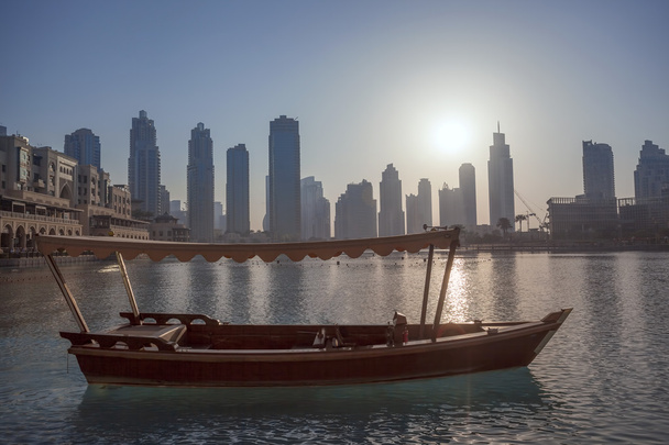 ドバイ アラブ首長国連邦の夕日に対してボート ラグーン - 写真・画像