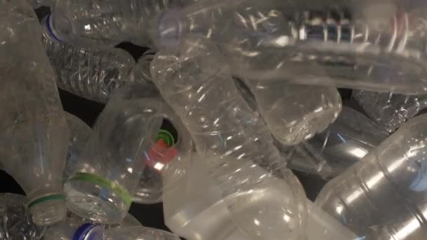 Botellas de plástico siendo arrojadas. Un concepto sobre la reducción y el reciclaje de la contaminación microplástica de envases de plástico de "un solo uso" (botellas de bebidas, bolsas de comestibles, pajitas, tazas, etc.) que dañan el medio ambiente, el clima y los océanos de la Tierra.  - Metraje, vídeo