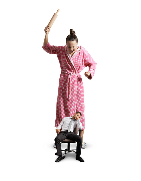 домохозяйка кричит на своего ленивого мужа
 - Фото, изображение
