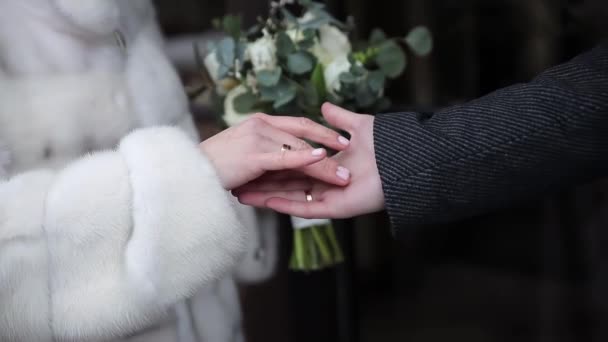 El novio toma la mano de su amada novia el día de la boda. Pareja casada feliz - Imágenes, Vídeo