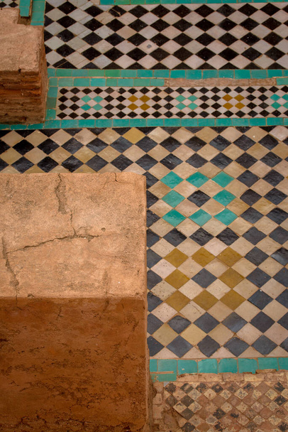 Telhas deslumbrantes mosaico de Marrakech, Marrocos criar um caleidoscópio de cores e padrões, cativando o olho e transportá-lo para outro mundo. Cada peça cuidadosamente colocada para contar uma história única. - Foto, Imagem