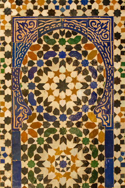 Oszałamiające mozaiki z Marrakeszu, Maroko tworzą kalejdoskop kolorów i wzorów, urzekający oko i przenoszący Cię do innego świata. Każdy kawałek starannie umieszczony, aby opowiedzieć unikalną historię. - Zdjęcie, obraz