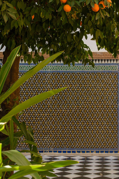 Stunning mosaic tiles from Marrakech, Morocco create a kaleidoscope of colors and patterns, captivating the eye and transporting you to another world. Each piece carefully placed to tell a unique story. - Foto, Imagen