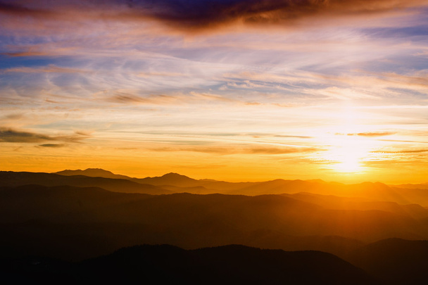 Blaue Farbe der Berge bei Sonnenuntergang - Foto, Bild