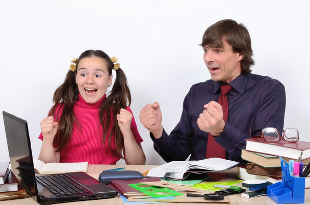 Mies opettaja ja koulutyttö teini emotionaalisesti iloitsemalla oppimalla tietokoneella
 - Valokuva, kuva