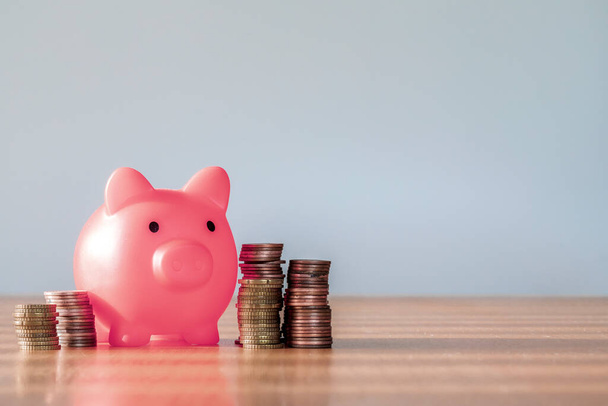 Piggy Bank color rosa con pila de dinero intensificar el crecimiento creciente ahorro de dinero, Concepto de inversión financiera de negocios. Copie el espacio para su fondo gris de texto de cerca - Foto, imagen