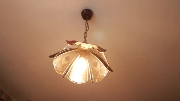 Lámpara de araña de cristal vintage en una casa antigua parpadeando  - Metraje, vídeo