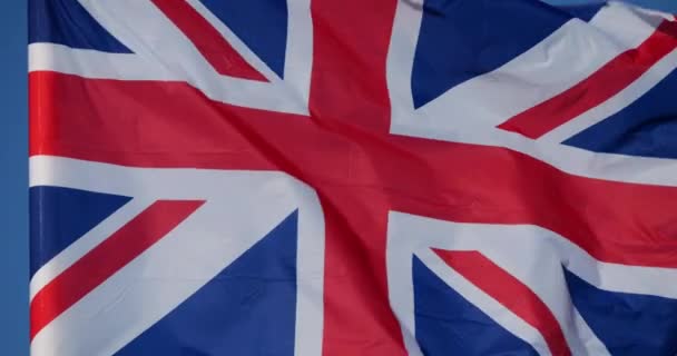 Национальный британский флаг висит на ветру. - Кадры, видео