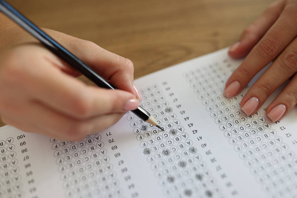 Жінка-студент відповідає на тестові запитання олівцем. Жінка вибирає правильні відповіді в тесті. Концепція вивчення та іспиту
. - Фото, зображення