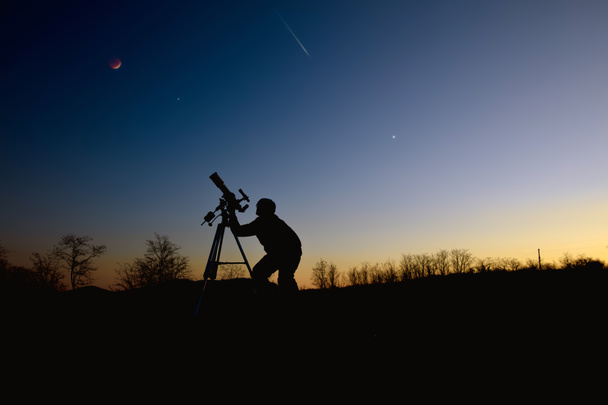 Астрономічний телескоп і обладнання для спостереження за зорями, Чумацький шлях, Місяць і планети. - Фото, зображення