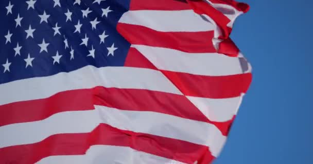 De nationale vlag van de VS wapperend in de wind. - Video