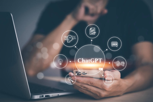 Man using Laptop or Smartphone With ChatGPT Chat with AI, Artificial Intelligence, System Artificial intelligence ένα chatbot τεχνητής νοημοσύνης, ψηφιακό chatbot, εφαρμογή ρομπότ, συνομιλία  - Φωτογραφία, εικόνα