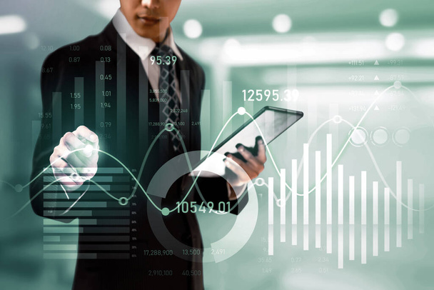 Бізнесмен-аналітик, який працює з графом даних цифрового фінансування бізнесу, показує технологію інвестиційної стратегії для прийняття перцептивного фінансового бізнес-рішення. Концепція технології цифрового економічного аналізу
. - Фото, зображення