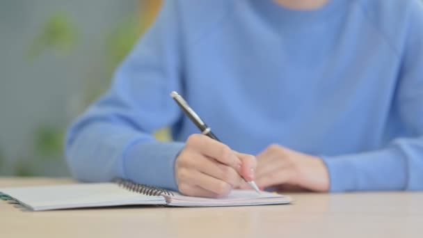 Close Up of Young Woman Writing at Work - Filmmaterial, Video
