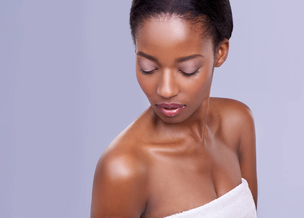 Puhdasta ja aitoa kauneutta. Pää ja hartiat studio ampui kaunis afrikkalainen amerikkalainen malli - Valokuva, kuva