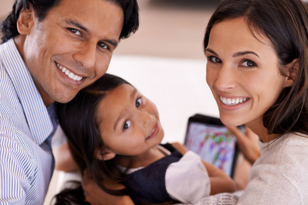 Ze weet meer over deze tablet dan wij. Gesneden portret van een liefdevolle jonge familie die een digitale tablet deelt - Foto, afbeelding