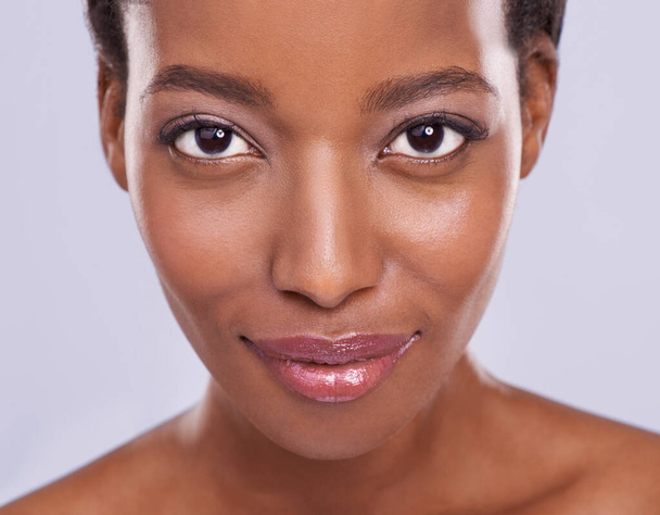 Zooming in on beauty. a beautiful african woman against a purple background - Photo, Image