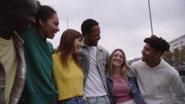 Young group of multiracial friends happy and telling jokes, hugging and laughing loudly outdoors. Concept of tourism, travel, leisure and adolescence. People spending quality time together. - Filmagem, Vídeo
