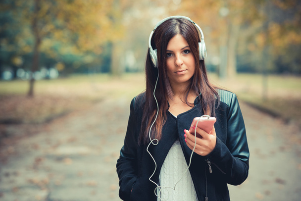 Park müzik dinleme genç kız - Fotoğraf, Görsel