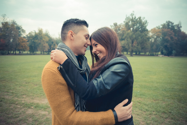 Jovens amantes casal no parque
 - Foto, Imagem