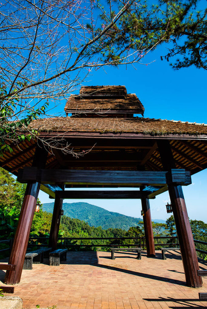 Maison de repos au point de vue de Doi Kiew Lom dans le parc national de Huai Nam Dang, Thaïlande. - Photo, image