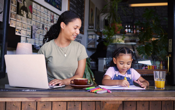 Kawiarnia, laptop i kolorowanki z matką i córką w oknie kawiarni razem do zdalnej pracy lub zabawy. Dzieci, internet i sztuka z kobietą i szczęśliwą kobietą nawiązującą więź w restauracji. - Zdjęcie, obraz