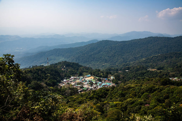 Widok na góry z Doi Pui Mong wzgórzu plemienia wsi, Tajlandia. - Zdjęcie, obraz