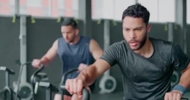 Exercício de bicicleta, treino e sudorese com um homem atleta em um ginásio para a aptidão cardiovascular. Máquina elíptica, exercício e respiração com um ciclismo masculino para aumentar a saúde, cardio ou resistência. - Filmagem, Vídeo