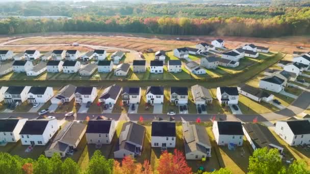 Uitzicht van bovenaf op dicht gebouwde woonhuizen in een woonwijk in South Carolina. Amerikaanse droomhuizen als voorbeeld van vastgoedontwikkeling in Amerikaanse buitenwijken. - Video