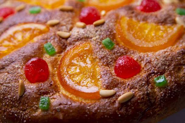 Coca de sant joan. Traditional San Juan cake to celebrate the arrival of summer in Spain made with brioche bread, candied fruit and nuts. - Foto, Imagen