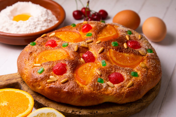 Coca de sant joan. Traditional San Juan cake to celebrate the arrival of summer in Spain made with brioche bread, candied fruit and nuts. - Foto, Imagen