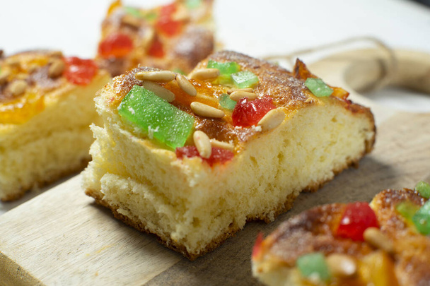 Coca de sant joan. Traditionele San Juan taart ter ere van de komst van de zomer in Spanje gemaakt met brioche brood, gekonfijte fruit en noten. - Foto, afbeelding