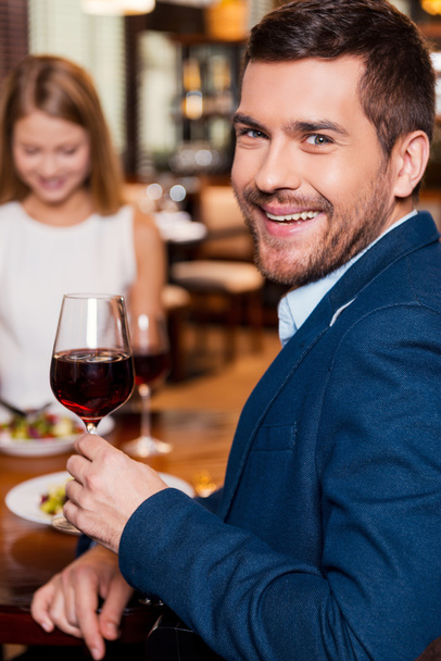 Man holding glass with wine - Фото, изображение
